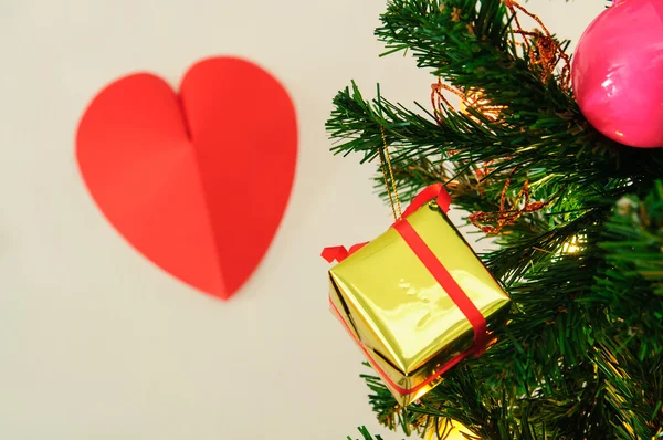 Gift box and christmas tree for christmas day and happy new year — Stock Photo, Image