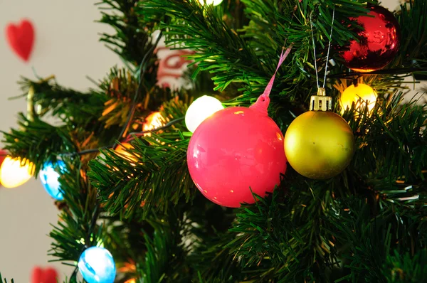 Gift box and christmas tree for christmas day and happy new year — Stock Photo, Image