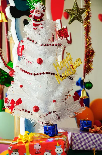 Scatola regalo e albero di Natale per il giorno di Natale e felice anno nuovo — Foto Stock