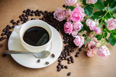 bean kahve fincan sıcak kahve ve gül natürmort