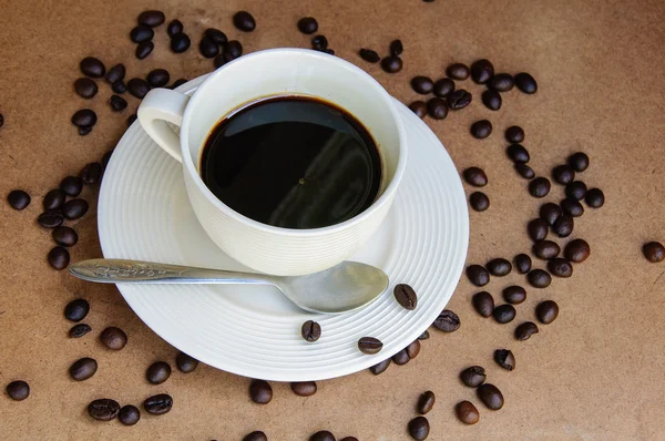 Warme koffie beker met bean koffie — Stockfoto