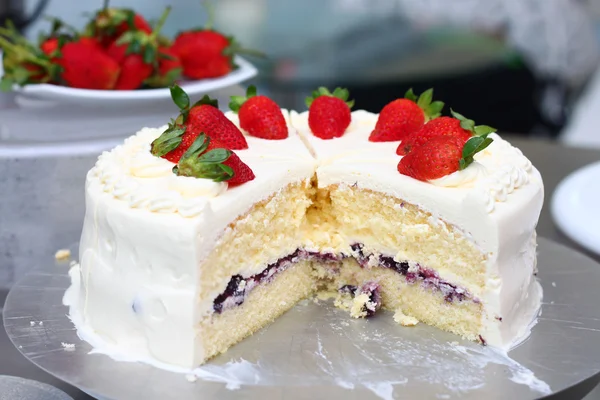 Milk cake with topping  strawberry. — Stock Photo, Image