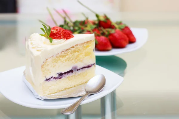 Milchkuchen mit Erdbeer-Erdbeer-Hintergrund. — Stockfoto