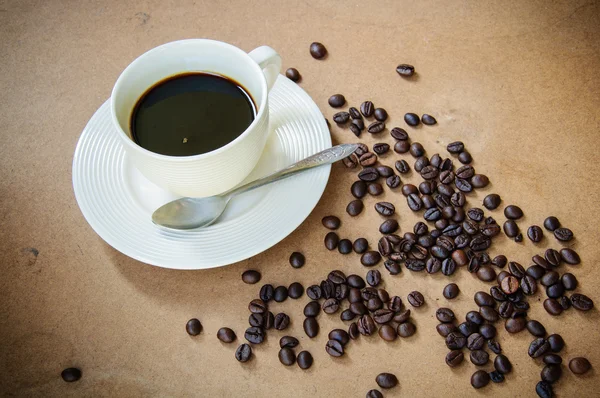 Φλιτζάνι ζεστό καφέ με φασόλια καφέ — Φωτογραφία Αρχείου