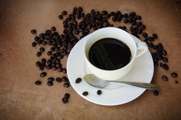 Warme koffie beker met bean koffie — Stockfoto