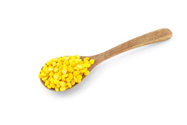 tahta kaşık ile izole fasulye