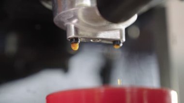 UHD 4k Yavaş çekim B Roll kahve fincanındaki makineden akıyor. Ev yapımı sıcak Espresso. Filtre tutacağı kullanılıyor. Taze kahve akıyor. Sabahları kavrulmuş sade kahve içmek.. 