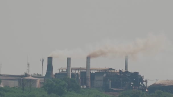 Usina Elétrica Vazando Vapor Céu Enchimento Pilha Fumaça Fumar Chaminés — Vídeo de Stock