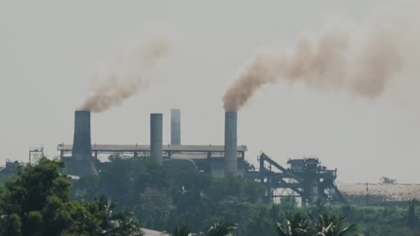 発電所煙スタック充填空から蒸気を渦巻く 工場からの煙突の喫煙 サンライズ汚染環境での発電所や石油精製の煙突 大気汚染の概念 映像Bロール — ストック動画