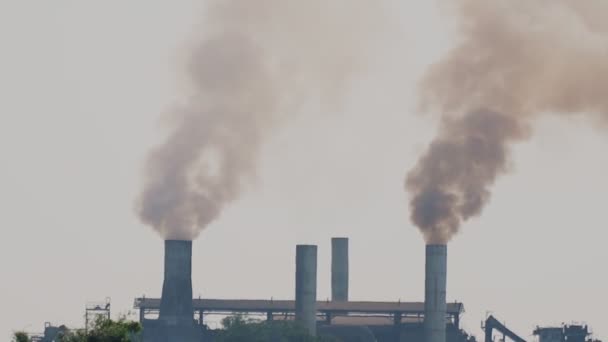 发电厂从烟道里冒出滚滚的蒸汽 从工厂冒烟的烟囱太阳升起污染环境下发电厂或炼油厂的烟囱 空气污染概念 B片滚动 — 图库视频影像