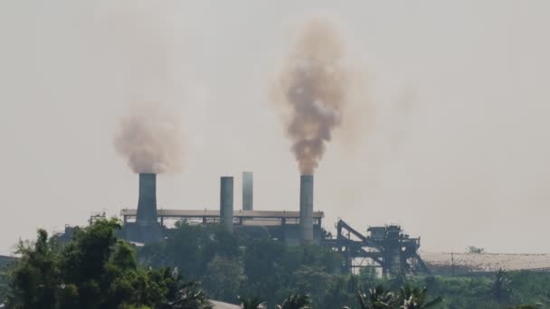 発電所煙スタック充填空から蒸気を渦巻く 工場からの煙突の喫煙 サンライズ汚染環境での発電所や石油精製の煙突 大気汚染の概念 映像Bロール — ストック動画