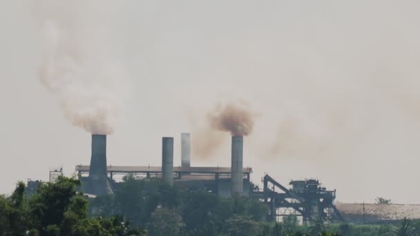 Usina Elétrica Vazando Vapor Céu Enchimento Pilha Fumaça Fumar Chaminés — Vídeo de Stock