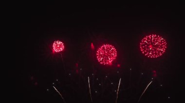 Real Fireworks 'ün gece arkaplanındaki ikinci çekimi. Gece gökyüzünde Bokeh ışıkları olan soyut, gerçek havai fişekler. Havai fişek festivali ve yılbaşı arifesi kutlaması. Renkli havai fişekler.