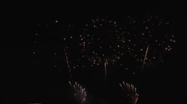 Real Fireworks 'ün gece arkaplanındaki ikinci çekimi. Gece gökyüzünde Bokeh ışıkları olan soyut, gerçek havai fişekler. Havai fişek festivali ve yılbaşı arifesi kutlaması. Renkli havai fişekler.