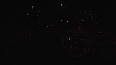 Real Fireworks 'ün gece arkaplanındaki ikinci çekimi. Gece gökyüzünde Bokeh ışıkları olan soyut, gerçek havai fişekler. Havai fişek festivali ve yılbaşı arifesi kutlaması. Renkli havai fişekler.