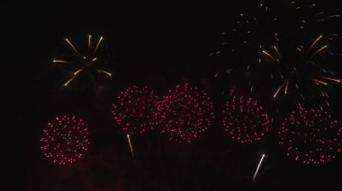 Real Fireworks 'ün gece arkaplanındaki ikinci çekimi. Gece gökyüzünde Bokeh ışıkları olan soyut, gerçek havai fişekler. Havai fişek festivali ve yılbaşı arifesi kutlaması. Renkli havai fişekler.