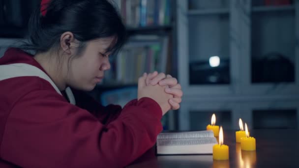 Uhd 4K慢动作B卷年轻的基督徒在为耶稣祈祷和敬拜时 基督徒手捧圣经祷告时祷告 学习宗教 对上帝的自我崇拜低光射箭 — 图库视频影像