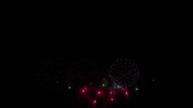 Real Fireworks 'ün gece arkaplanındaki ikinci çekimi. Gece gökyüzünde Bokeh ışıkları olan soyut, gerçek havai fişekler. Havai fişek festivali ve yılbaşı arifesi kutlaması. Renkli havai fişekler.