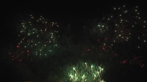 映画夜の背景に本物の花火のBロール 夜空にボケが灯る抽象的な本物の輝く花火 お祝い花火大会や新年の前夜祭 カラフルな花火 — ストック動画