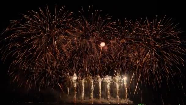 映画夜の背景に本物の花火のBロール 夜空にボケが灯る抽象的な本物の輝く花火 お祝い花火大会や新年の前夜祭 カラフルな花火 — ストック動画