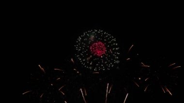 Real Fireworks 'ün gece arkaplanındaki ikinci çekimi. Gece gökyüzünde Bokeh ışıkları olan soyut, gerçek havai fişekler. Havai fişek festivali ve yılbaşı arifesi kutlaması. Renkli havai fişekler.