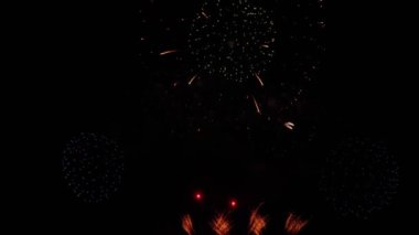 Real Fireworks 'ün gece arkaplanındaki ikinci çekimi. Gece gökyüzünde Bokeh ışıkları olan soyut, gerçek havai fişekler. Havai fişek festivali ve yılbaşı arifesi kutlaması. Renkli havai fişekler.