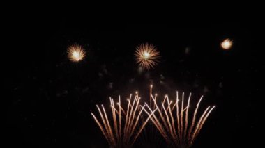 Real Fireworks 'ün gece arkaplanındaki ikinci çekimi. Gece gökyüzünde Bokeh ışıkları olan soyut, gerçek havai fişekler. Havai fişek festivali ve yılbaşı arifesi kutlaması. Renkli havai fişekler.