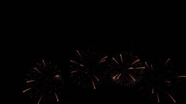 Real Fireworks 'ün gece arkaplanındaki ikinci çekimi. Gece gökyüzünde Bokeh ışıkları olan soyut, gerçek havai fişekler. Havai fişek festivali ve yılbaşı arifesi kutlaması. Renkli havai fişekler.