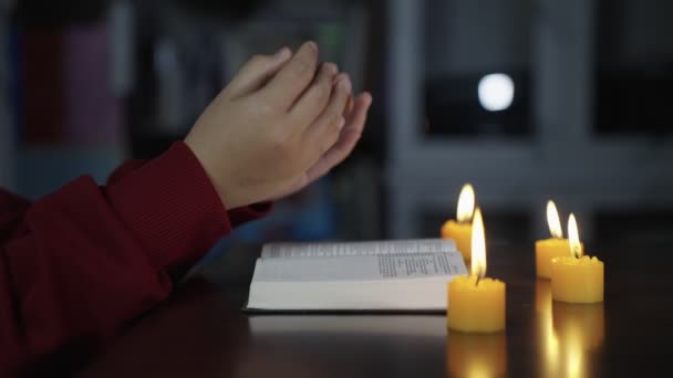 Повільний Рух Рол Молодого Християнина Під Час Молитви Поклоніння Ісуса — стокове відео