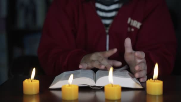 Uhd Zeitlupe Rolle Von Jungen Christen Während Des Gebets Und — Stockvideo