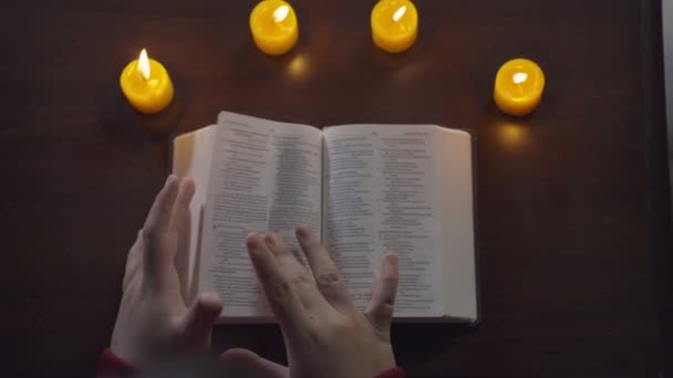 Uhd 4K慢动作B卷年轻的基督徒在为耶稣祈祷和敬拜时 基督徒手捧圣经祷告时祷告 学习宗教 对上帝的自我崇拜低光射箭 — 图库视频影像