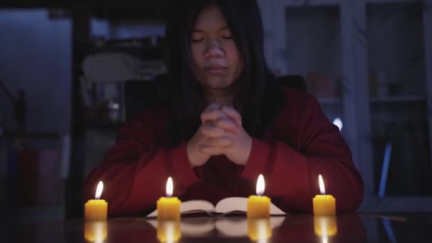 Uhd Gerakan Lambat Gulungan Kristen Muda Sambil Berdoa Dan Menyembah — Stok Video
