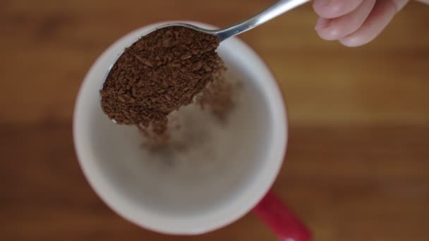 Uhd 4K速溶咖啡片在红杯中从勺子上掉下来的慢动作 从勺子上掉下来的咖啡粉的B镜头 清早热咖啡关门 — 图库视频影像