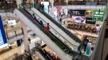 Khon Kaen, Tayland - 15 Ocak 2022: Süper markette, Central Khon Kaen, Tayland. Zaman ayarlı insanlar.