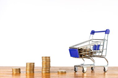 Alışveriş arabalı ya da tramvaylı bozuk para istiflemek aşırı alışveriş finansal sorunlara ve savurgan harcamalara neden olur. Çevrimiçi alışveriş ve e-ticaret kavramı.