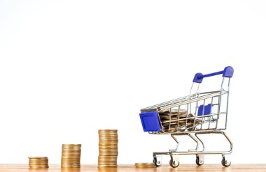 Alışveriş arabalı ya da tramvaylı bozuk para istiflemek aşırı alışveriş finansal sorunlara ve savurgan harcamalara neden olur. Çevrimiçi alışveriş ve e-ticaret kavramı.