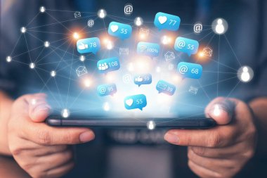 Elele tutuşmak ve diğerleriyle emoji duygularıyla iletişim kurmak için yazmak. Çevrimiçi sosyal iletişim, sosyal medya, duygu, kalpler. Cep telefonunda Sohbet. Sohbet uygulaması kullanarak çalışan adam