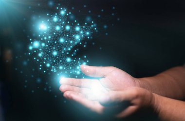 Eller dua ediyor ve kuş sanal grafikleri özgürlüğün tadını çıkarıyor. İnsan eli kaldırma. Hıristiyan dinine tapın. Güvercin kuşu iki eliyle ve özgürlük konseptiyle uluslararası barış günüyle uçuyor..