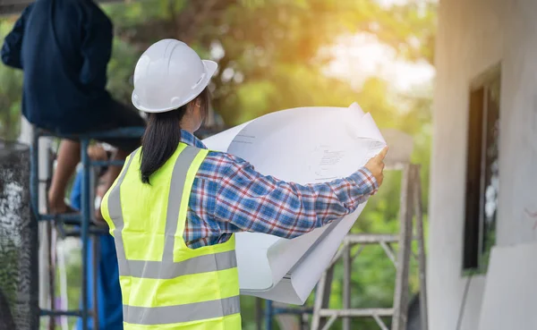 Echte Werktuigbouwkunde Werknemer Ingenieur Controleren Blauwdruk Planning Voor Renovatie Vrouwelijke — Stockfoto