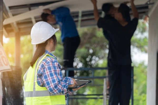 Echte Werktuigbouwkunde Werknemer Ingenieur Controleren Blauwdruk Planning Voor Renovatie Vrouwelijke — Stockfoto
