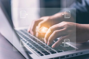 Kadın dizüstü bilgisayar diyagramı ve ikonlu sanal bulut teknolojisi kullanıyor. Bulut teknolojisi yönetimi büyük veriler iş stratejisini içeriyor. Ağ ve internet hizmeti kavramı. Büyük Veri.