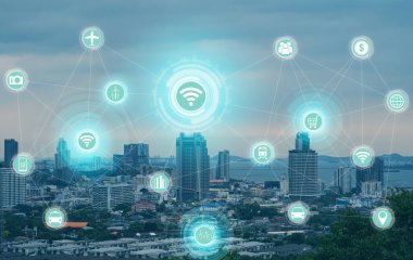Nesnelerin internet kavramını (IOT) gösteren grafikli Modern Smart City iletişim ağı. Wi-Fi, internet, iletişim, seyahat ve akıllı şehir teknolojisinin sanal simgeleri. 