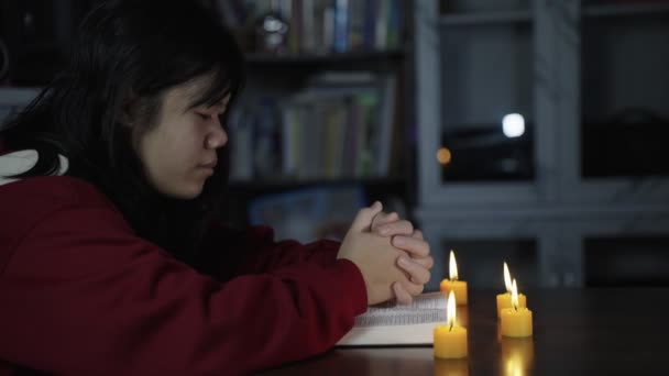 Uhd Ağır Çekim Dua Ederken Taparken Genç Hıristiyan Rulosu Elleri — Stok video