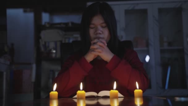 Uhd Rallentatore Rotolo Giovane Cristiano Durante Preghiera Adorazione Gesù Persone — Video Stock