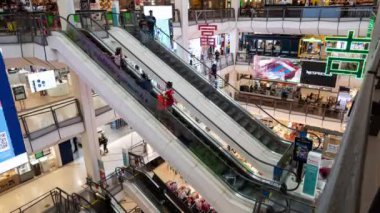 Khon Kaen, Tayland - 15 Ocak 2022: Süper markette, Central Khon Kaen, Tayland. Zaman ayarlı insanlar.