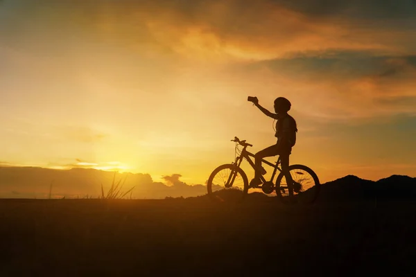 Napnyugtakor Egy Női Bicikliző Sziluett Vidáman Nap Végén Lovaglás Szünet — Stock Fotó