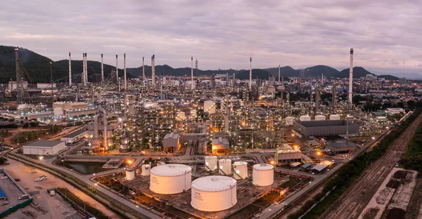 Petrol Rafineri Fabrikası Endüstrisi Ile Petrol Depolama Tankının Hava Görüntüsü — Stok fotoğraf