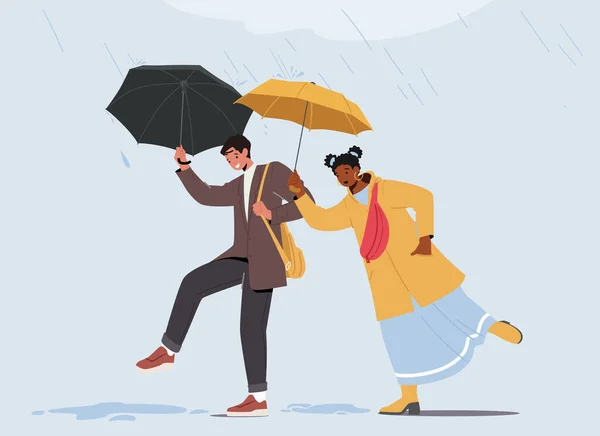 Vrolijk paar man en vrouw wandelen in regenachtige herfst onder paraplu 's. Mensen springen over plassen, personages bij regen — Stockvector