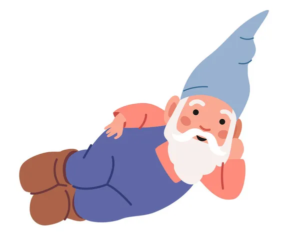 Funny Garden Dwarf Wear Sombrero y overoles acostado en el suelo Gnomo aislado sobre fondo blanco. Lindo personaje elfo — Vector de stock