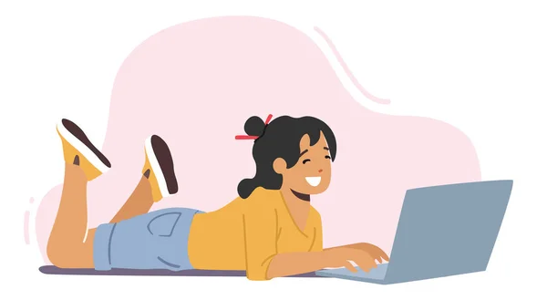 Happy Girl feküdt a padlón laptoppal, csevegés barátjával, vagy néz filmeket. Gyerek használ szerkentyű, Kid Remote Education — Stock Vector